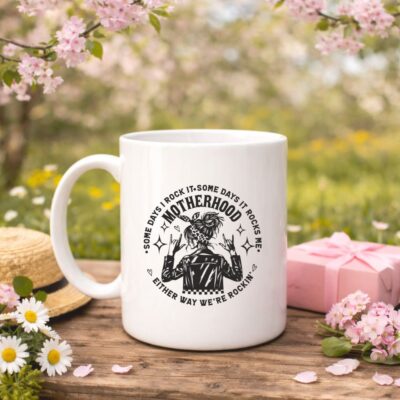 she is mom Šalica za mame (kopiraj)